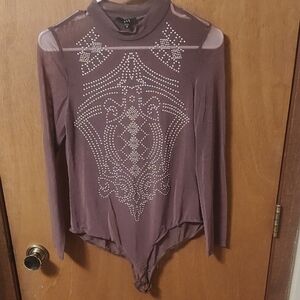 Iris Nwot. Studded Mauve Bodysuit. Size Medium